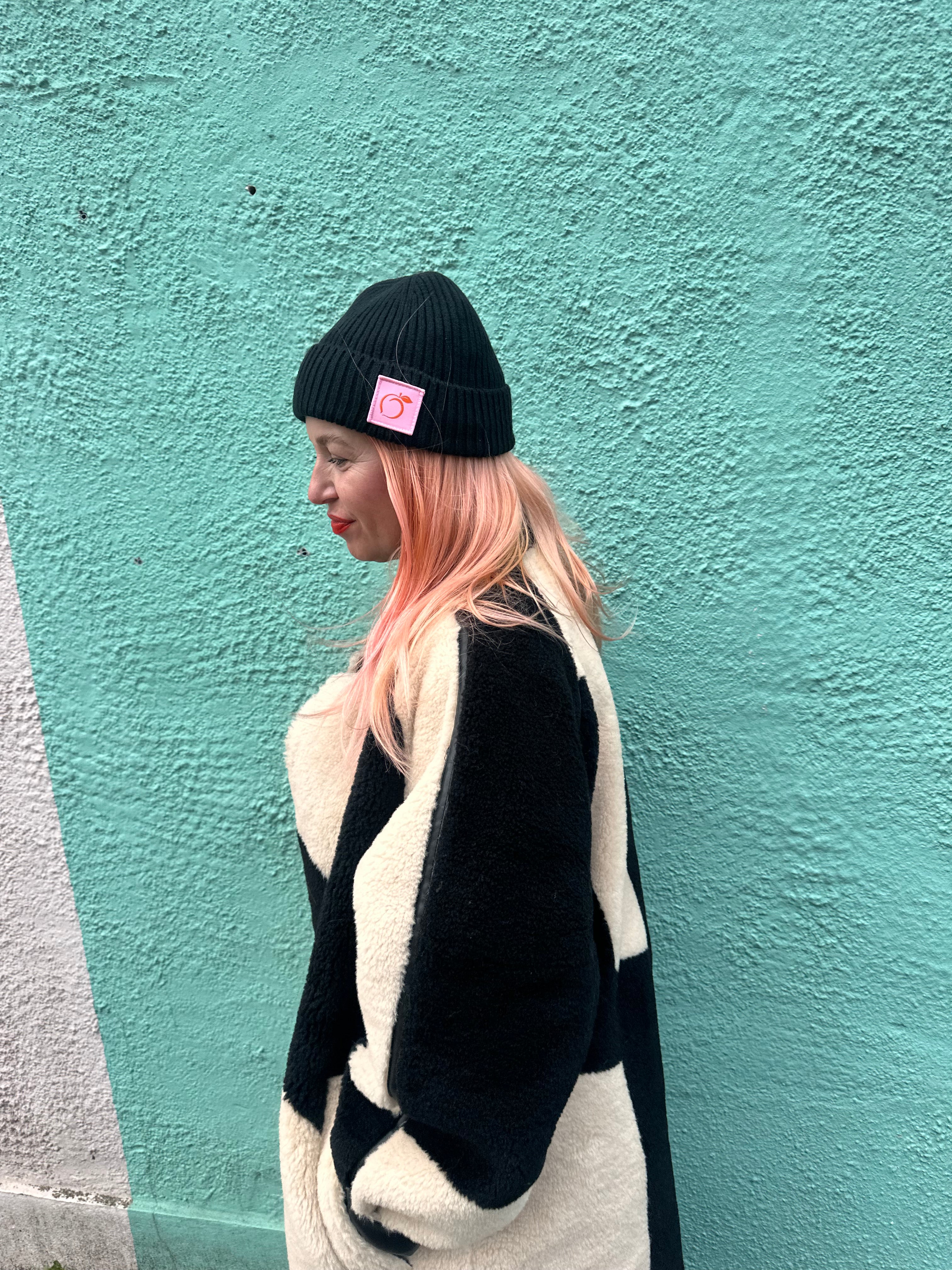 Silky lined beanie in black