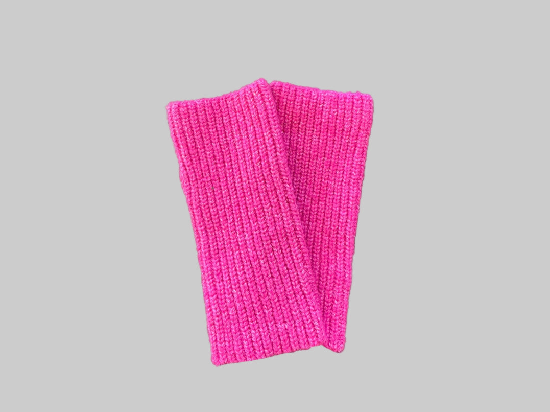 Proud peach fingerless gloves in hot pink