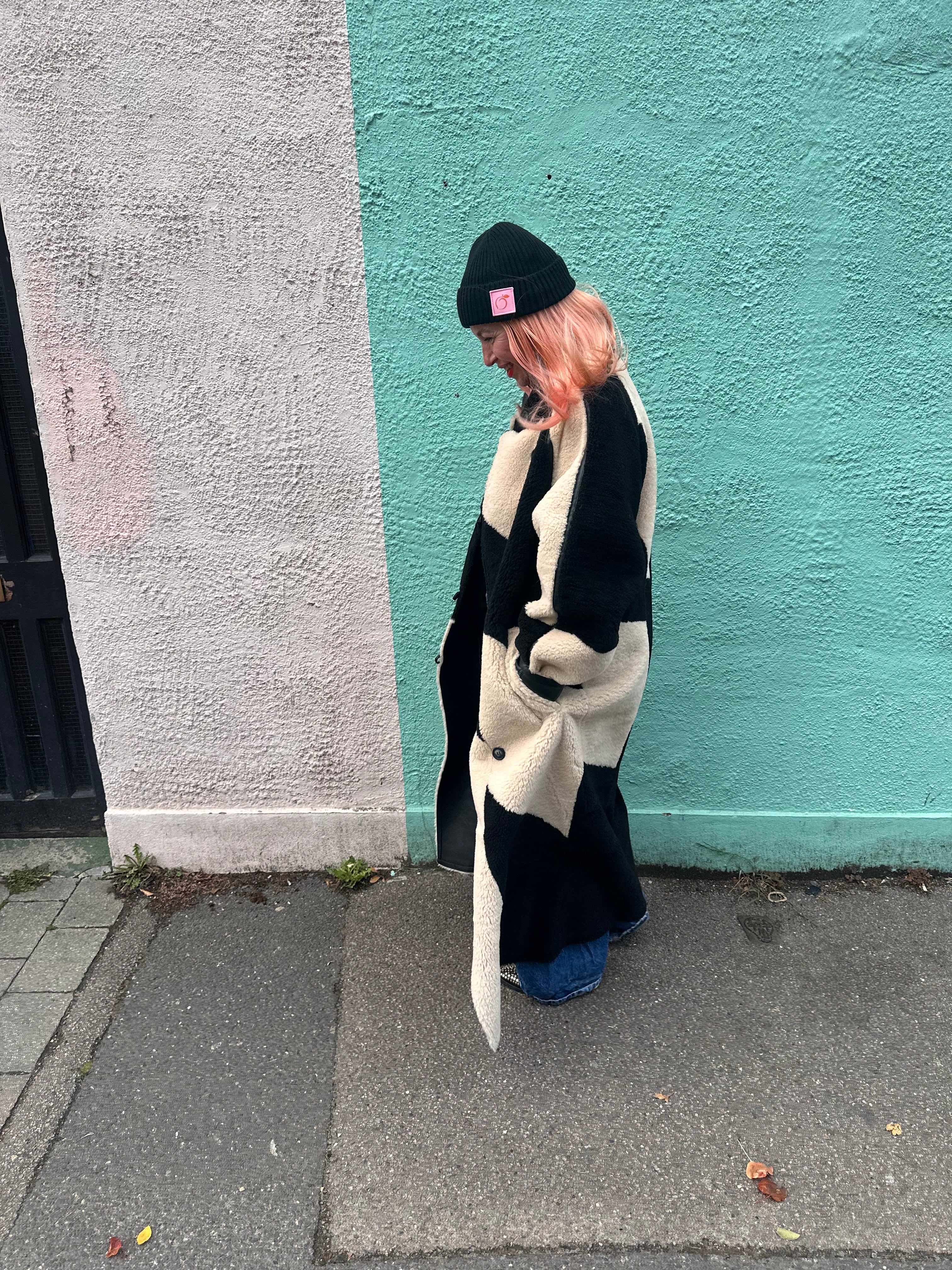 Silky lined beanie in black