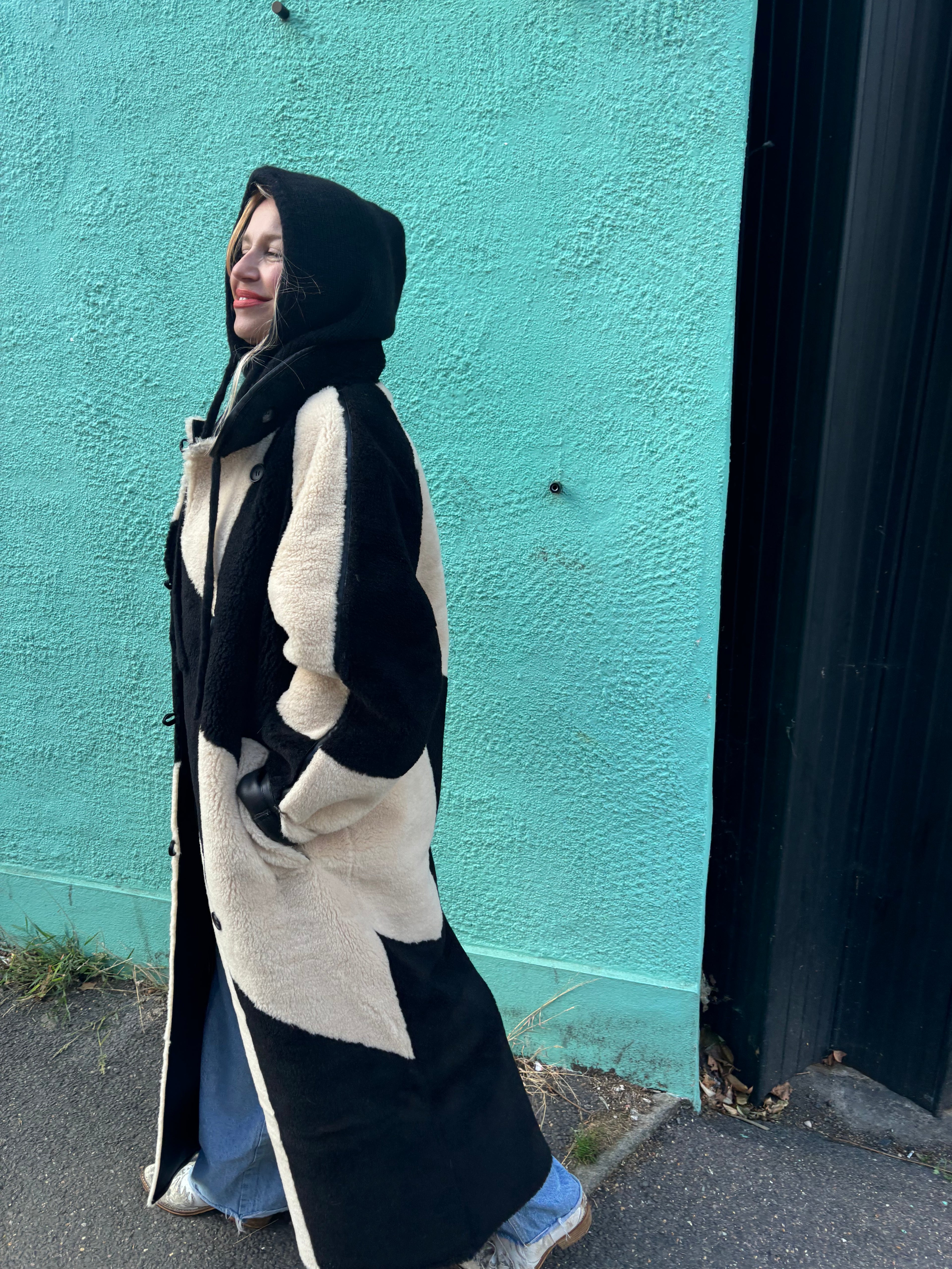 Proud peach silky lined cashmere blend snood in black