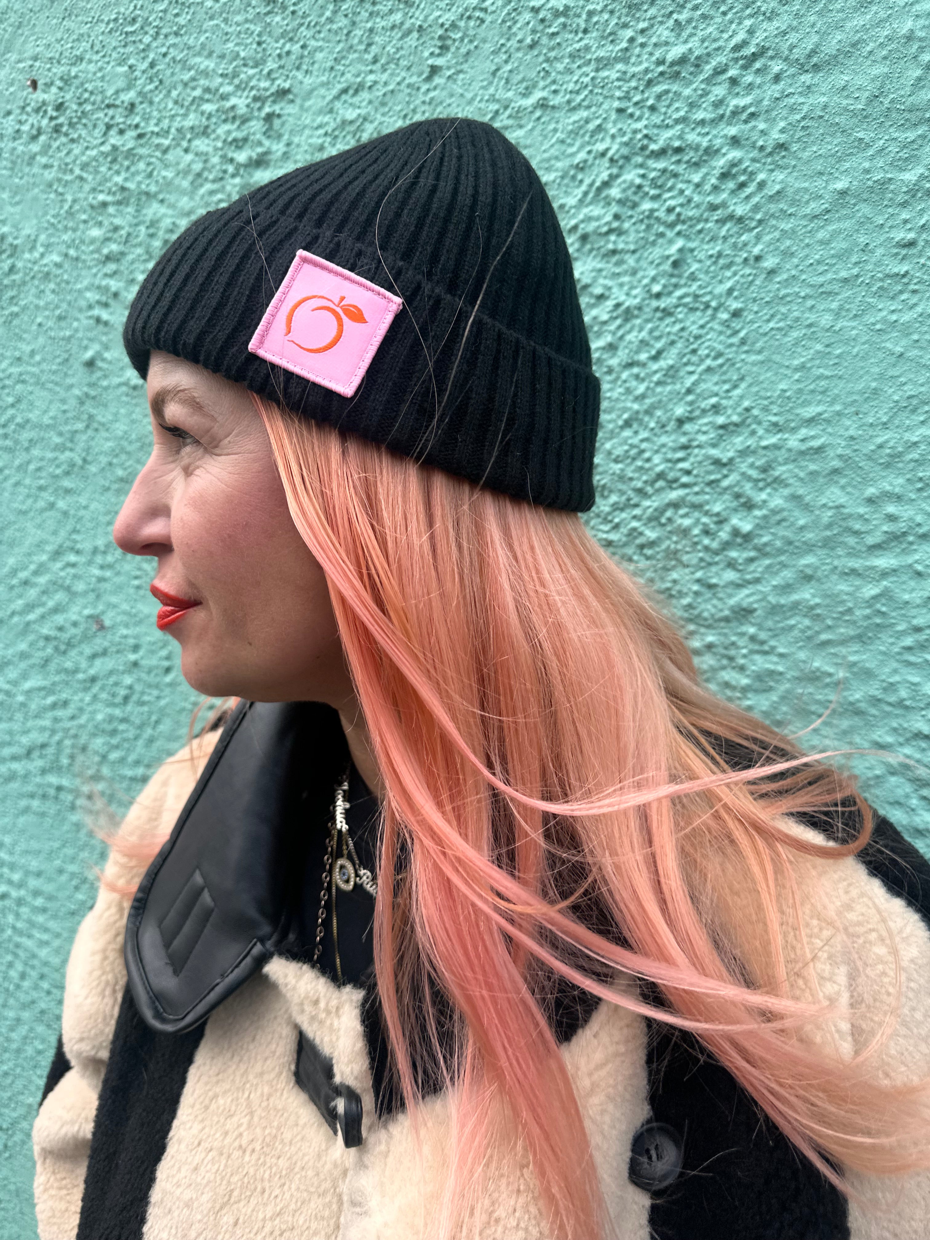 Silky lined beanie in black