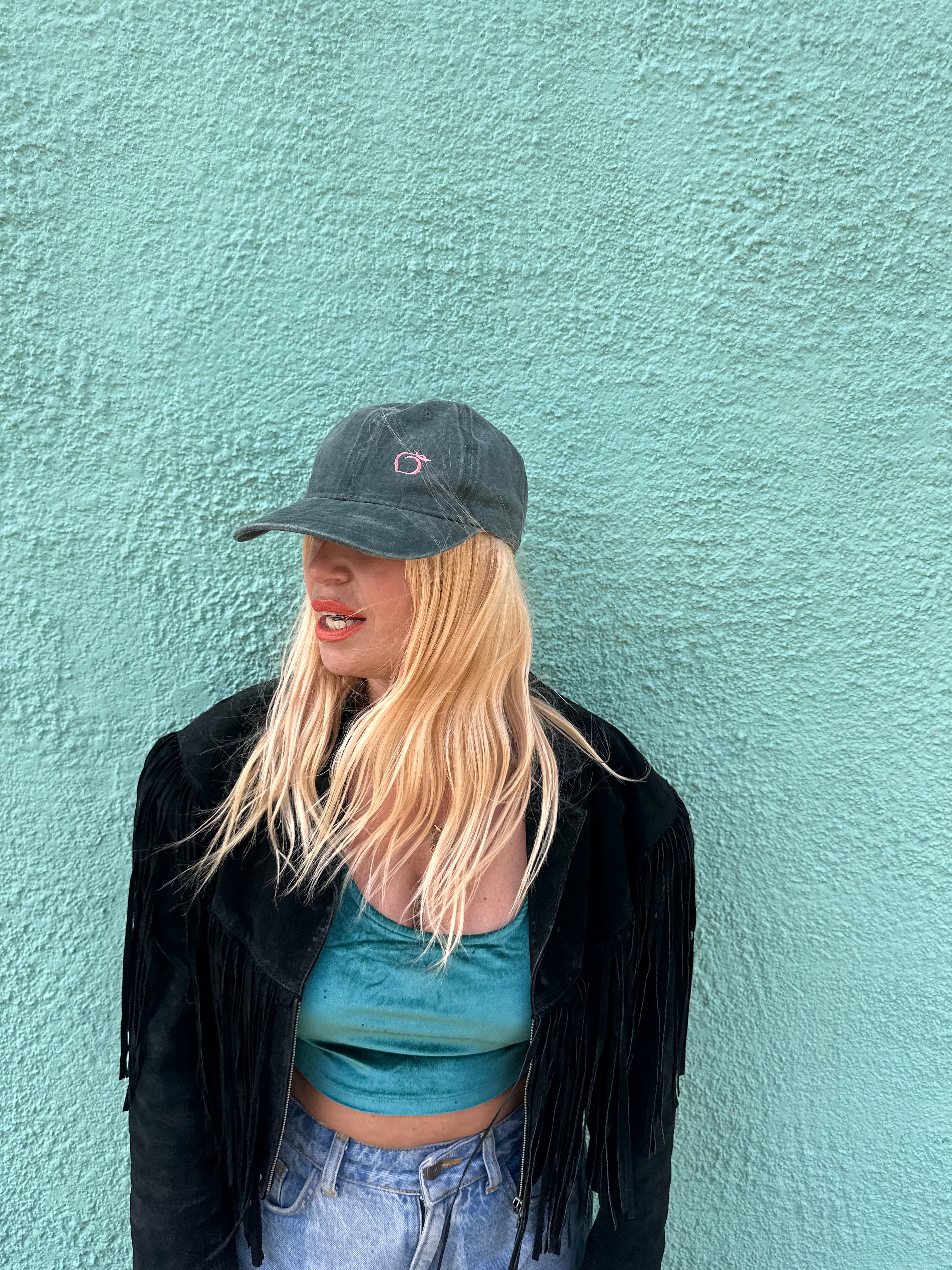 The proud peach relaxed effortlessly cool cap in brushed black SILKY LINED