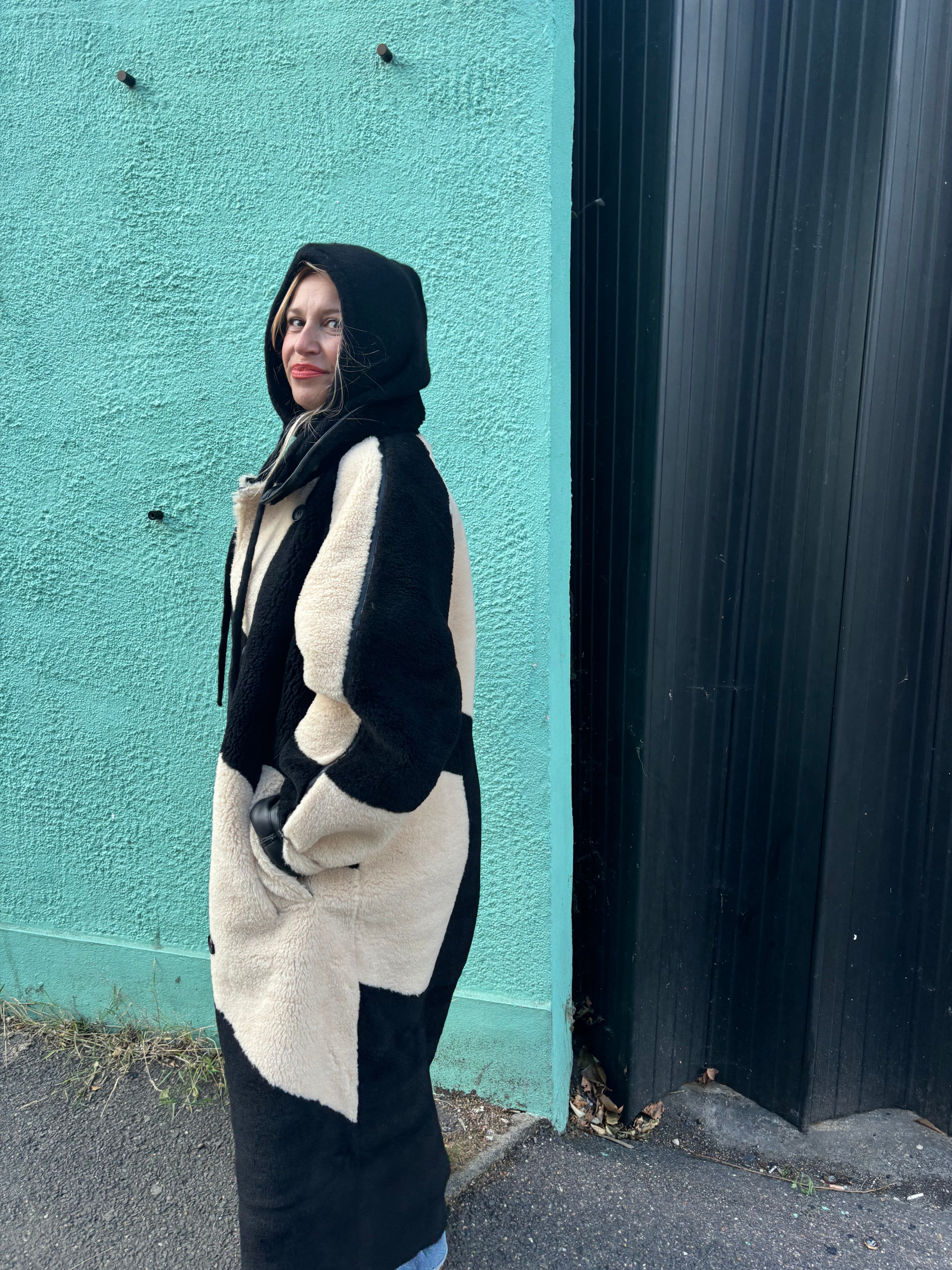 Proud peach silky lined cashmere blend snood in black