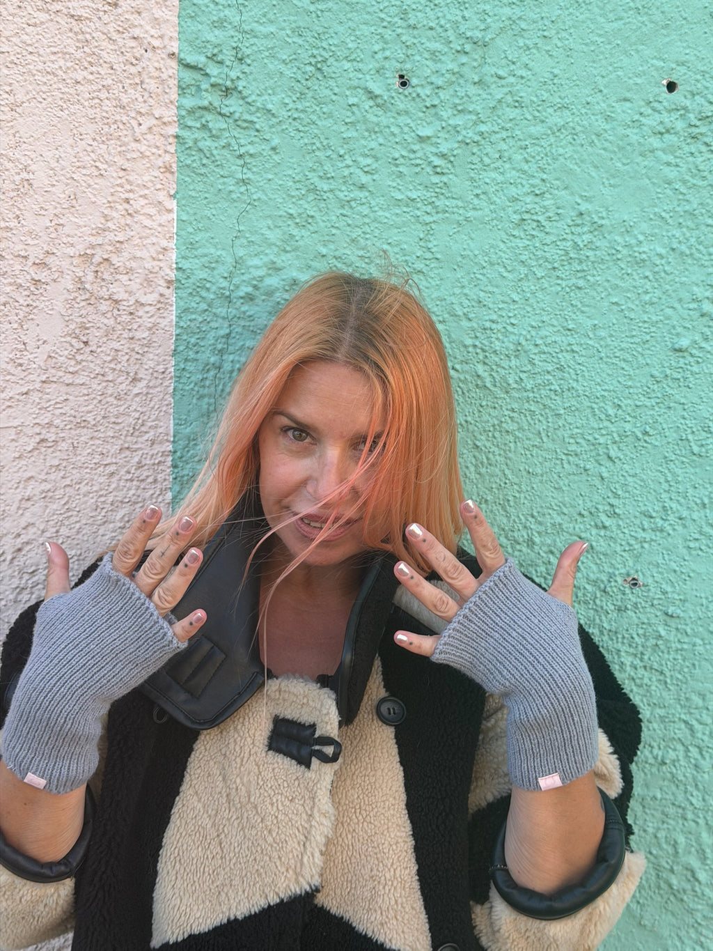 Proud peach fingerless gloves in grey