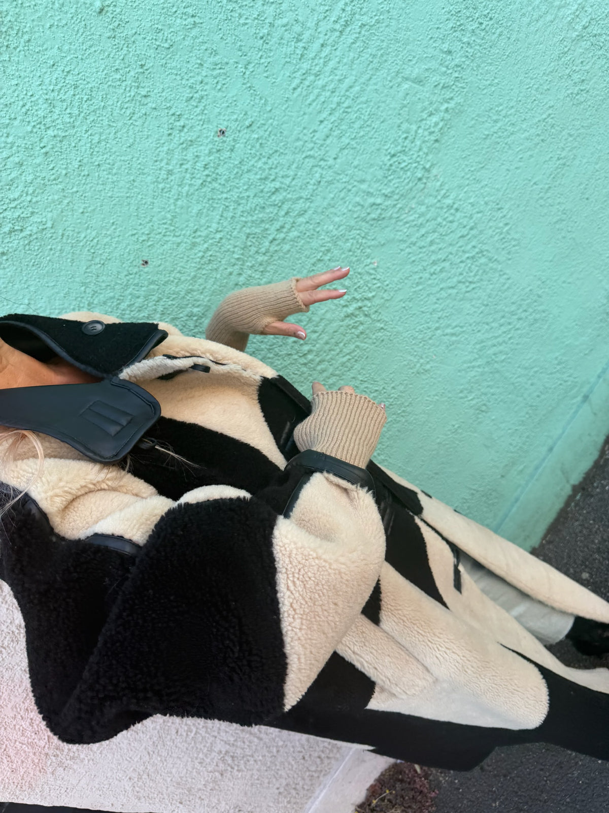 Proud peach fingerless gloves in warm oat