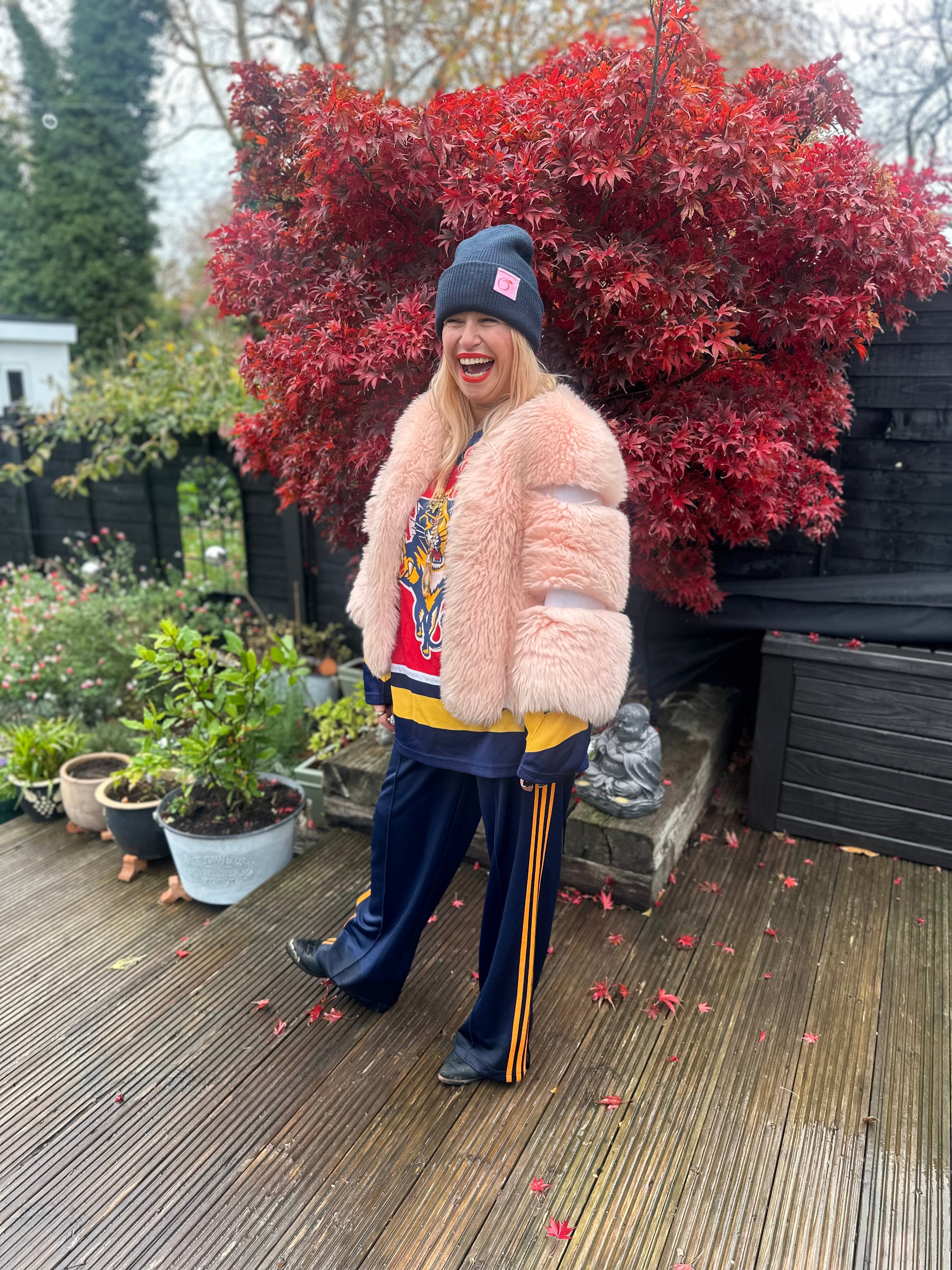 The peachy plush silky lined beanie in blue black