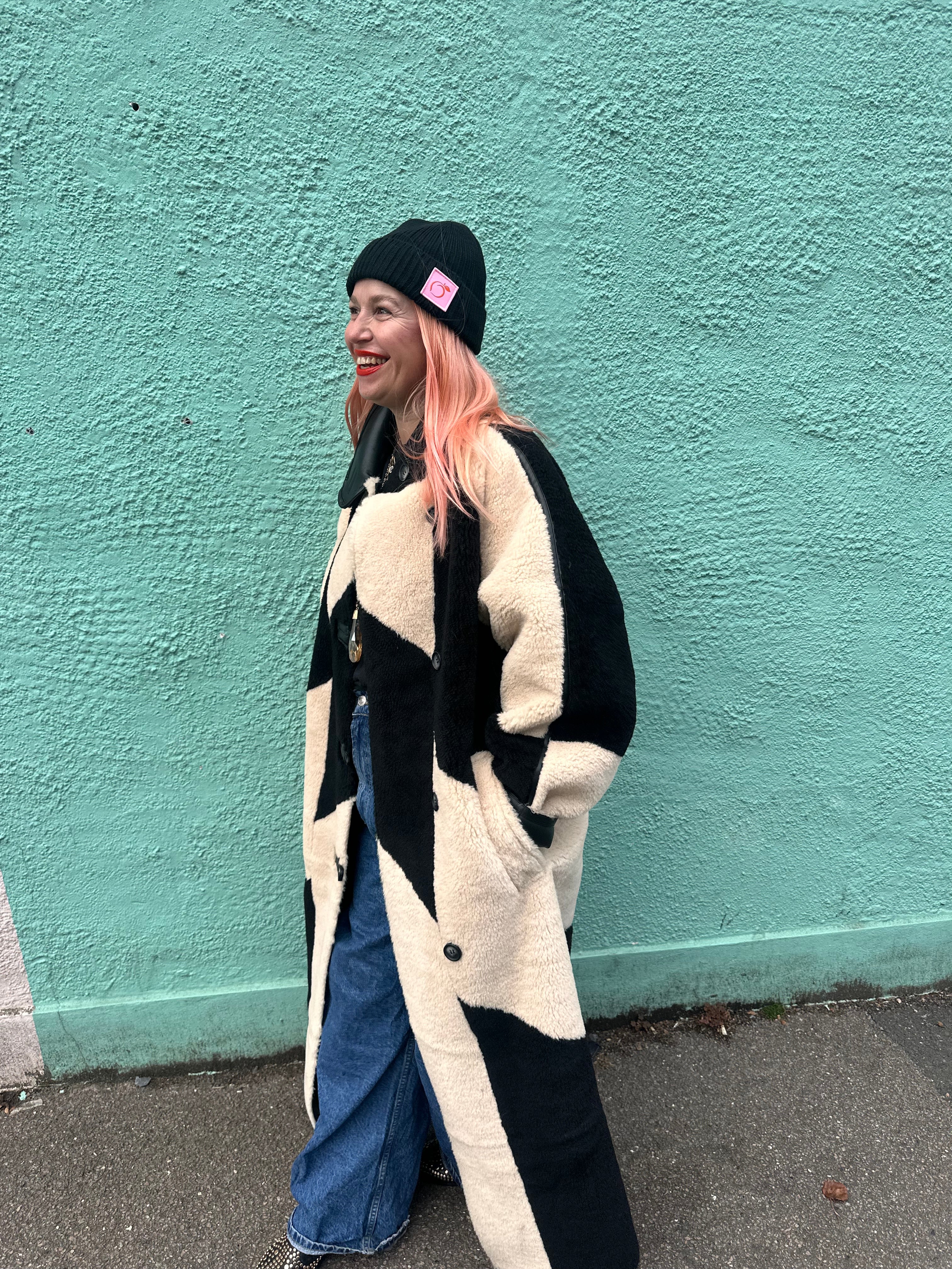 Silky lined beanie in black