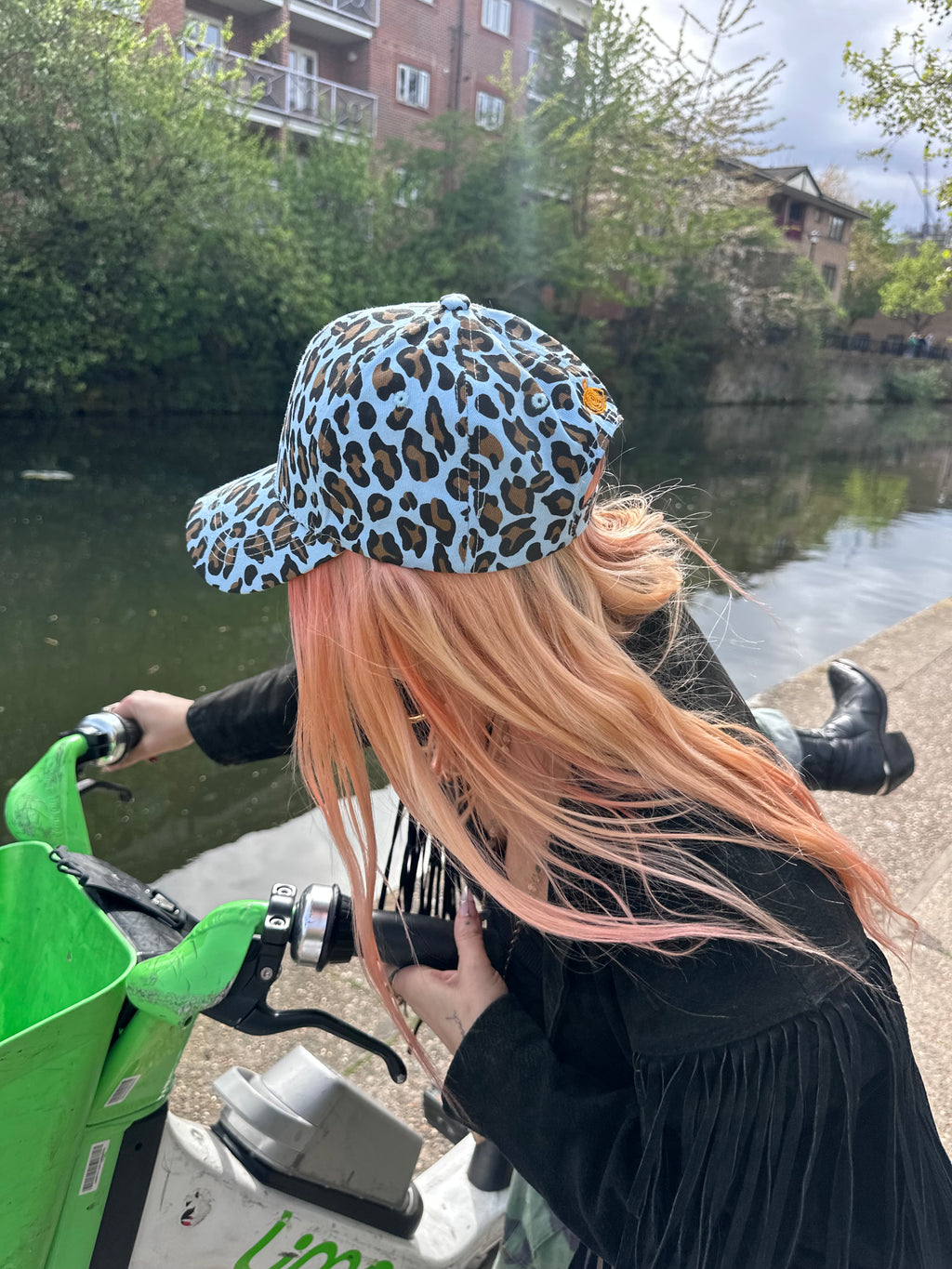 The proud peach silky lined cap in blue leopard