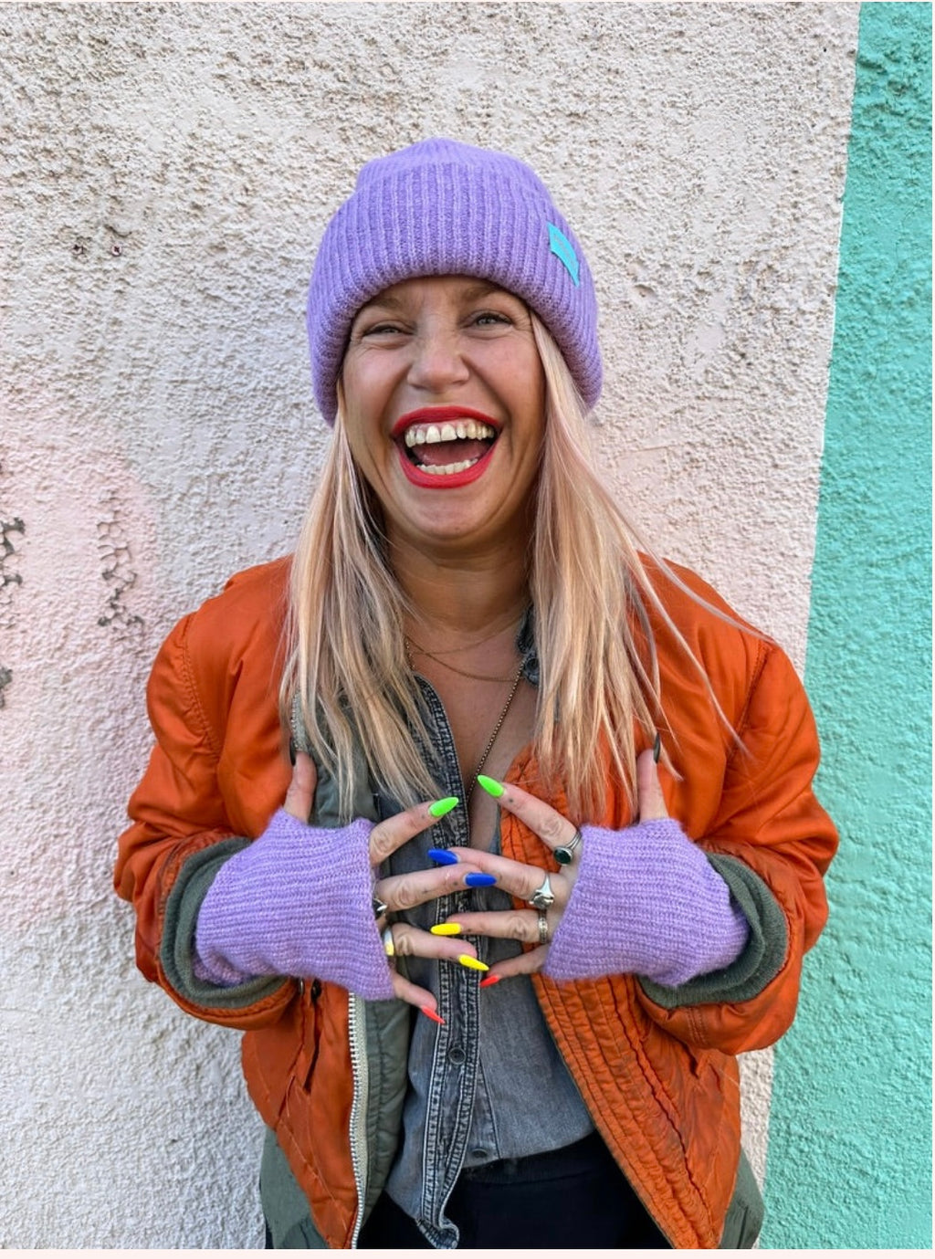 Proud peach fingerless gloves in hot pink