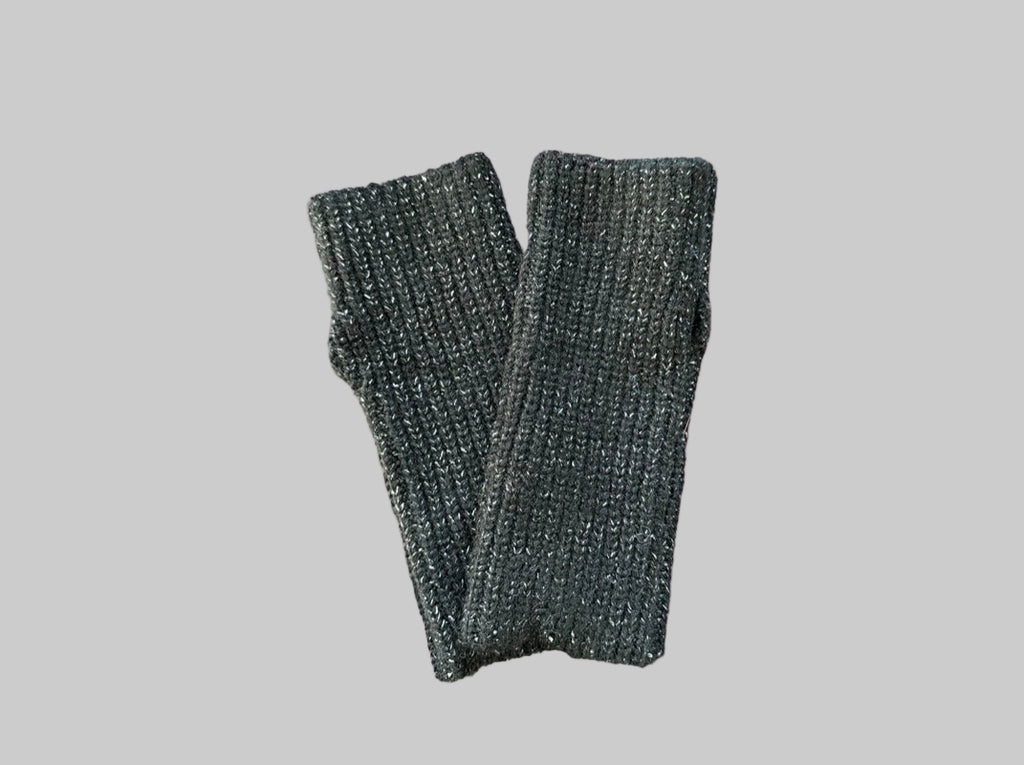 Proud peach fingerless gloves in black