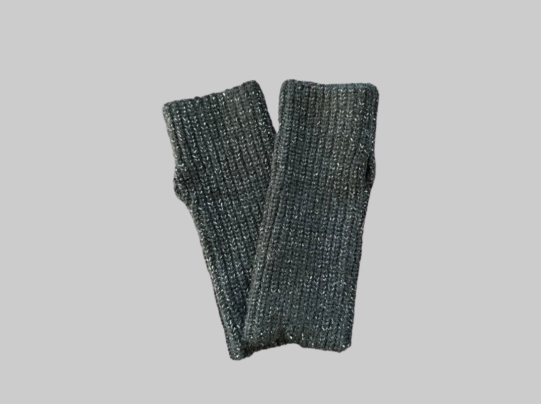 Proud peach fingerless gloves in black