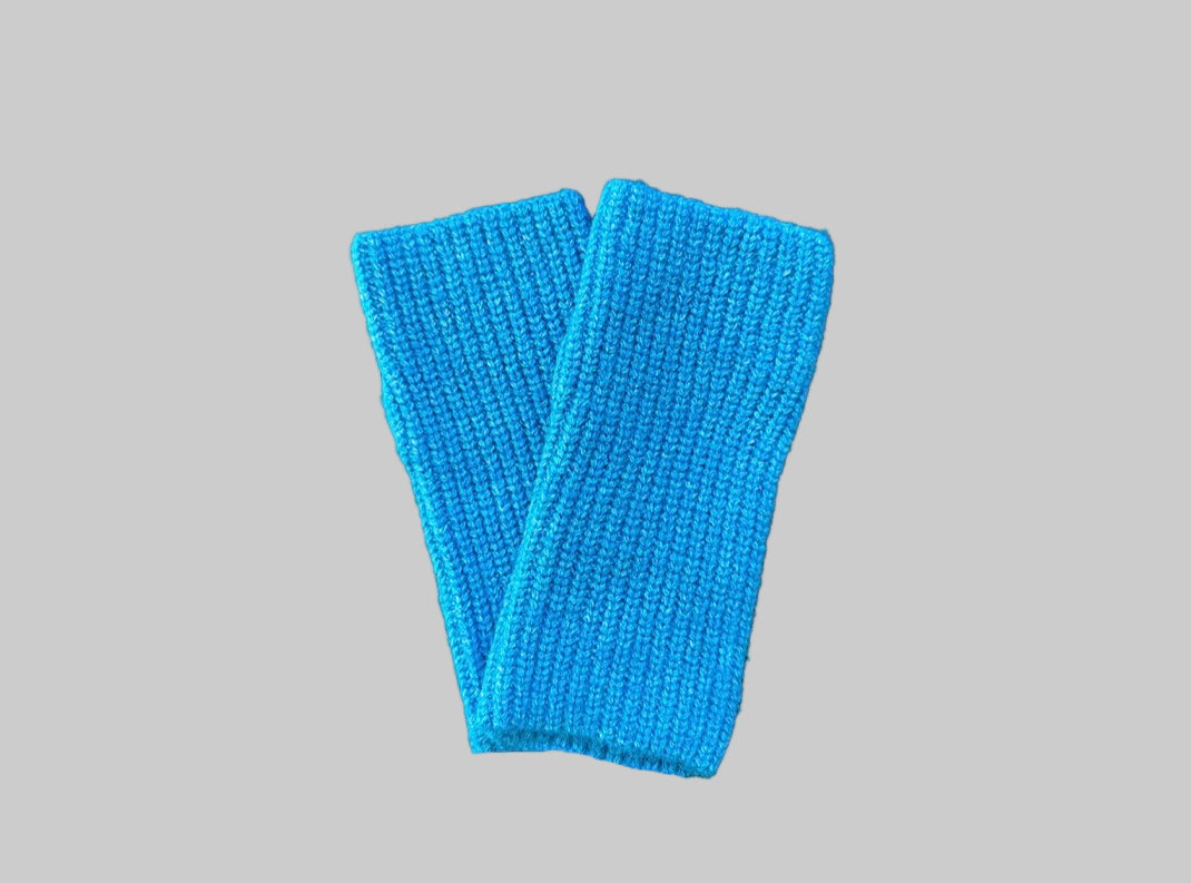 Proud peach fingerless gloves in blue