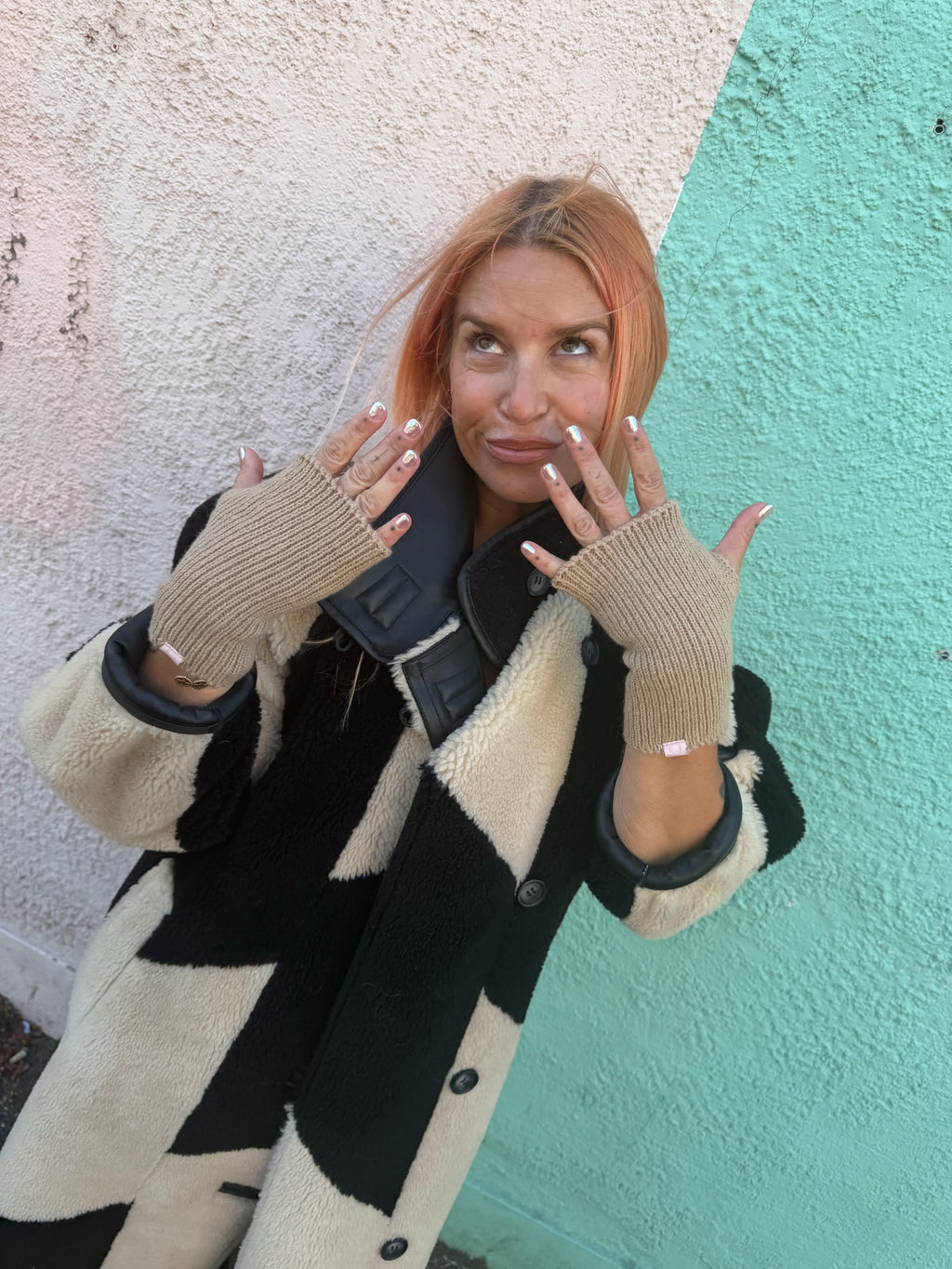 Proud peach fingerless gloves in warm oat