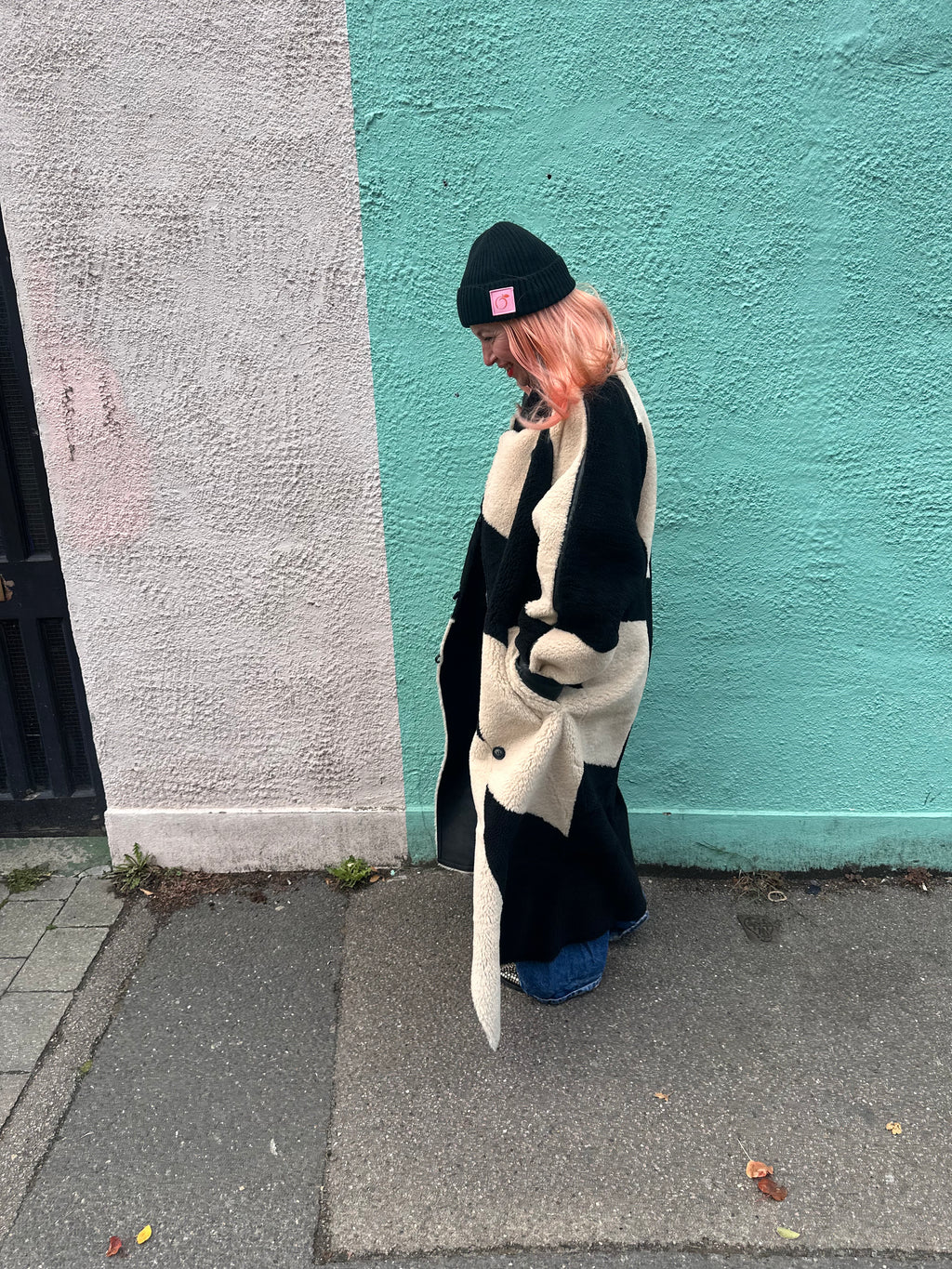 Silky lined beanie in black