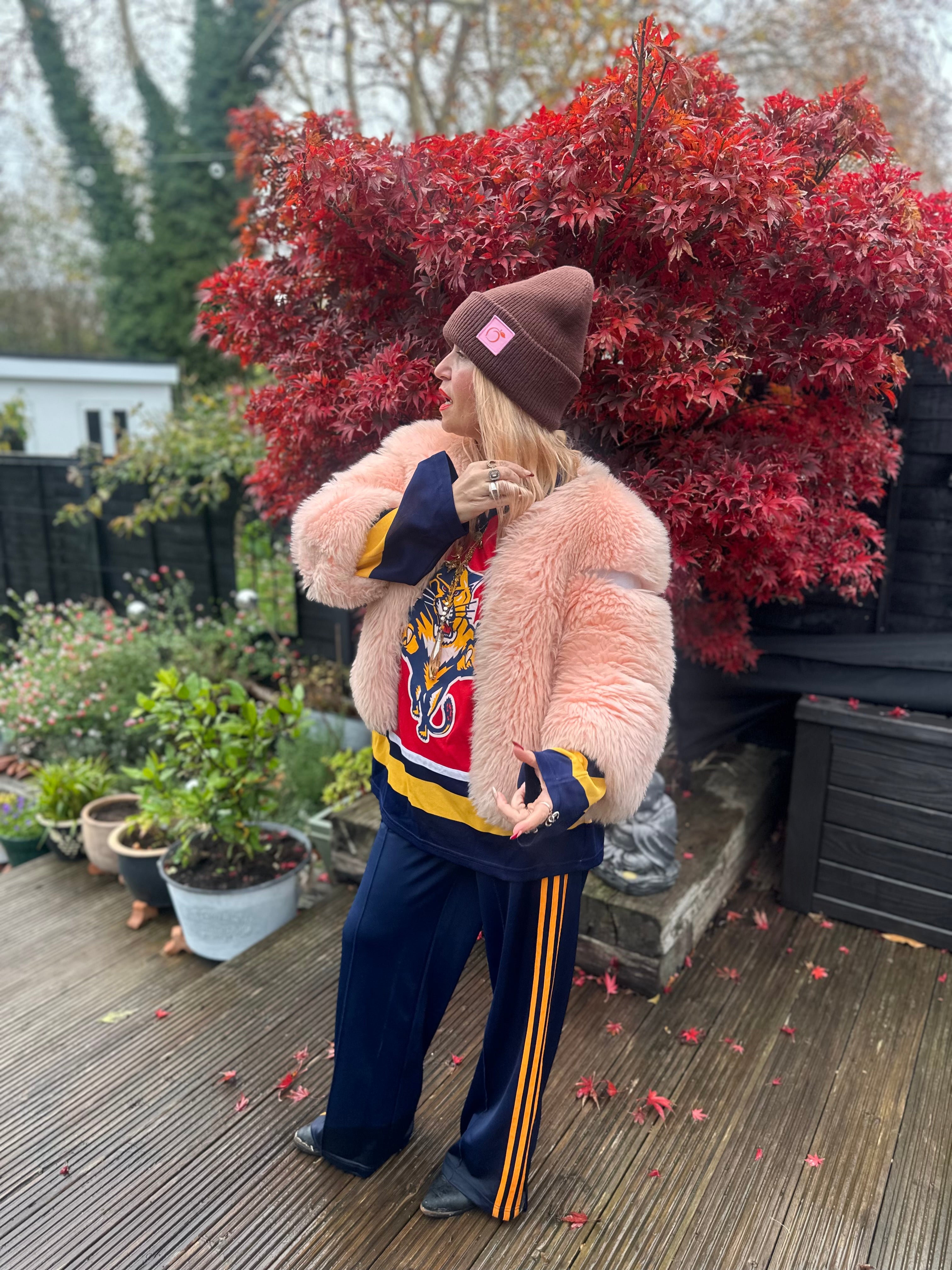 The peachy plush silky lined beanie in brown