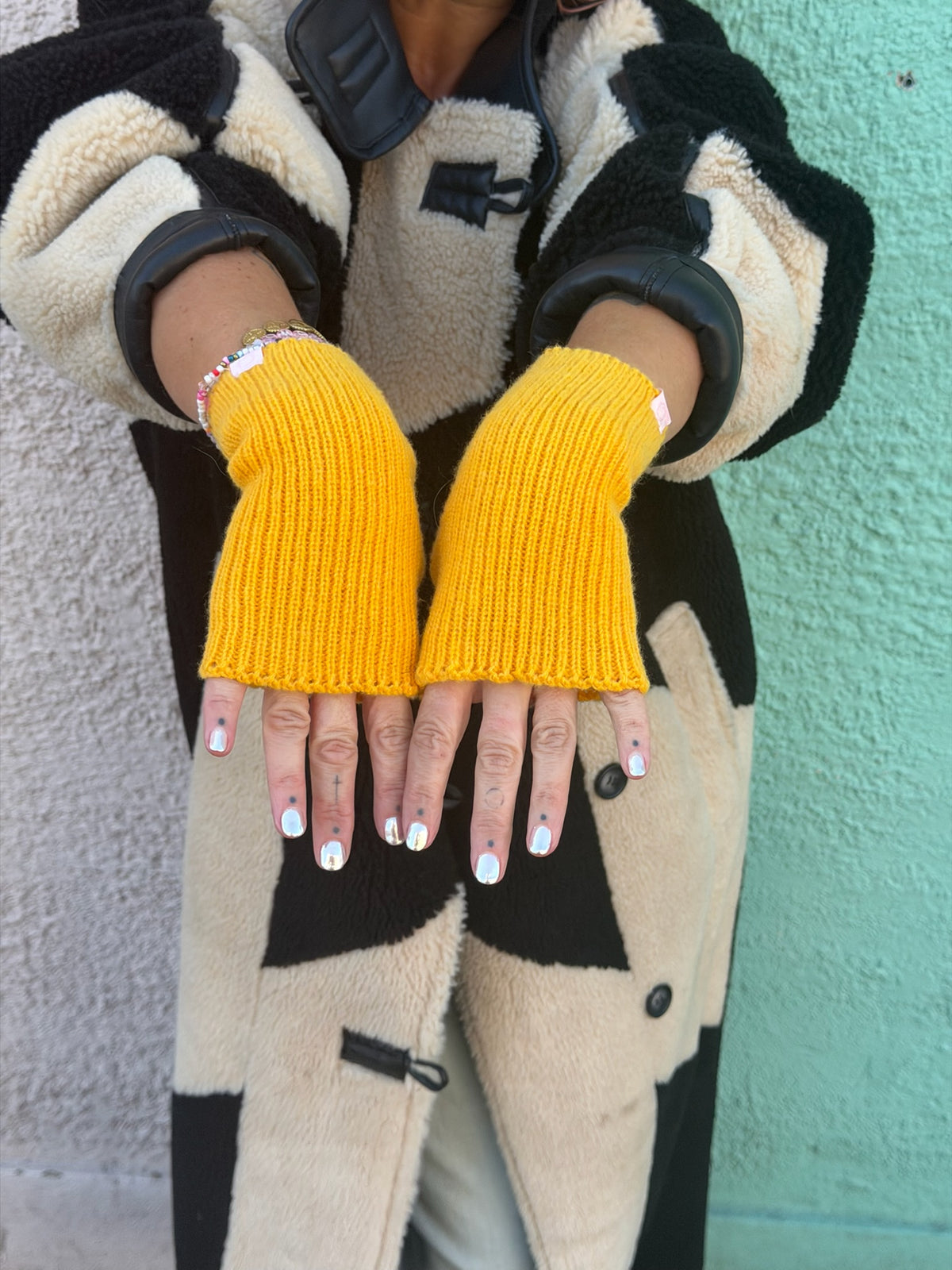 Proud peach fingerless gloves in yellow