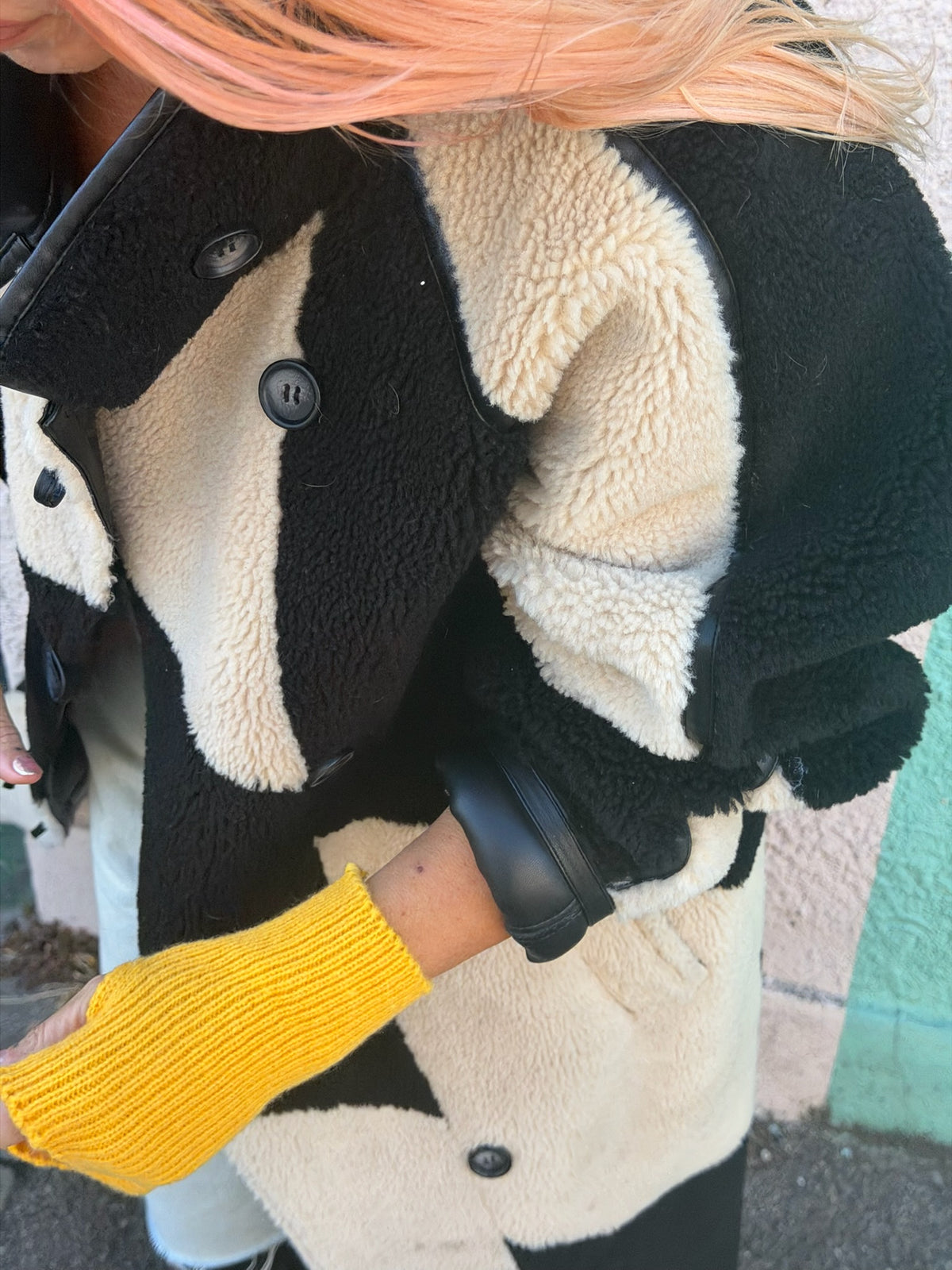 Proud peach fingerless gloves in yellow