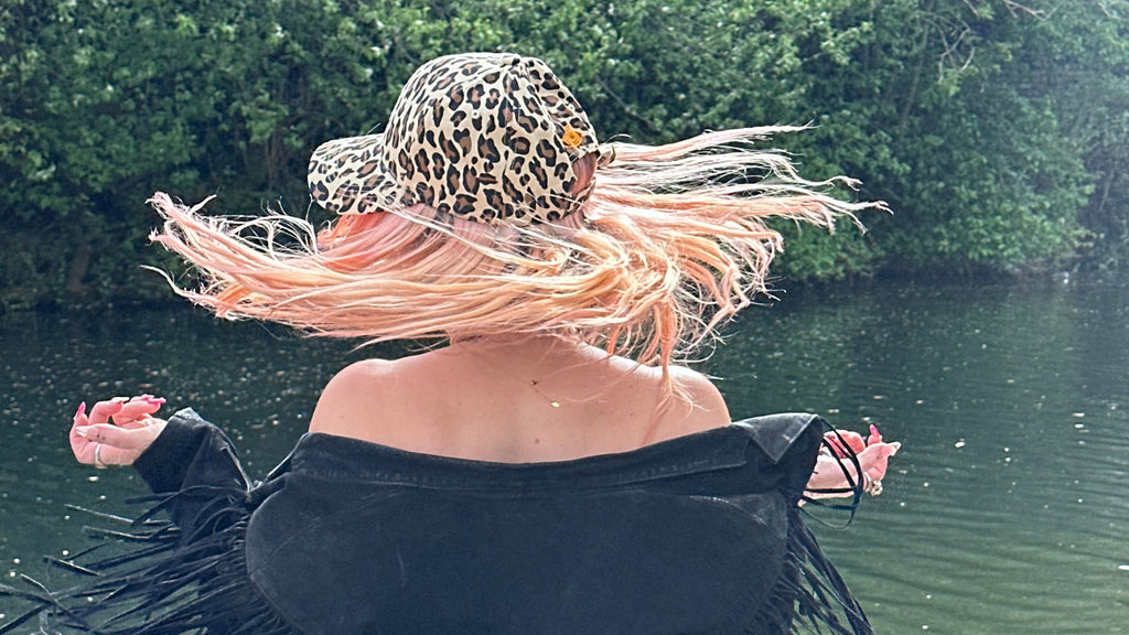 Proud peach silky lined cap in light leopard print