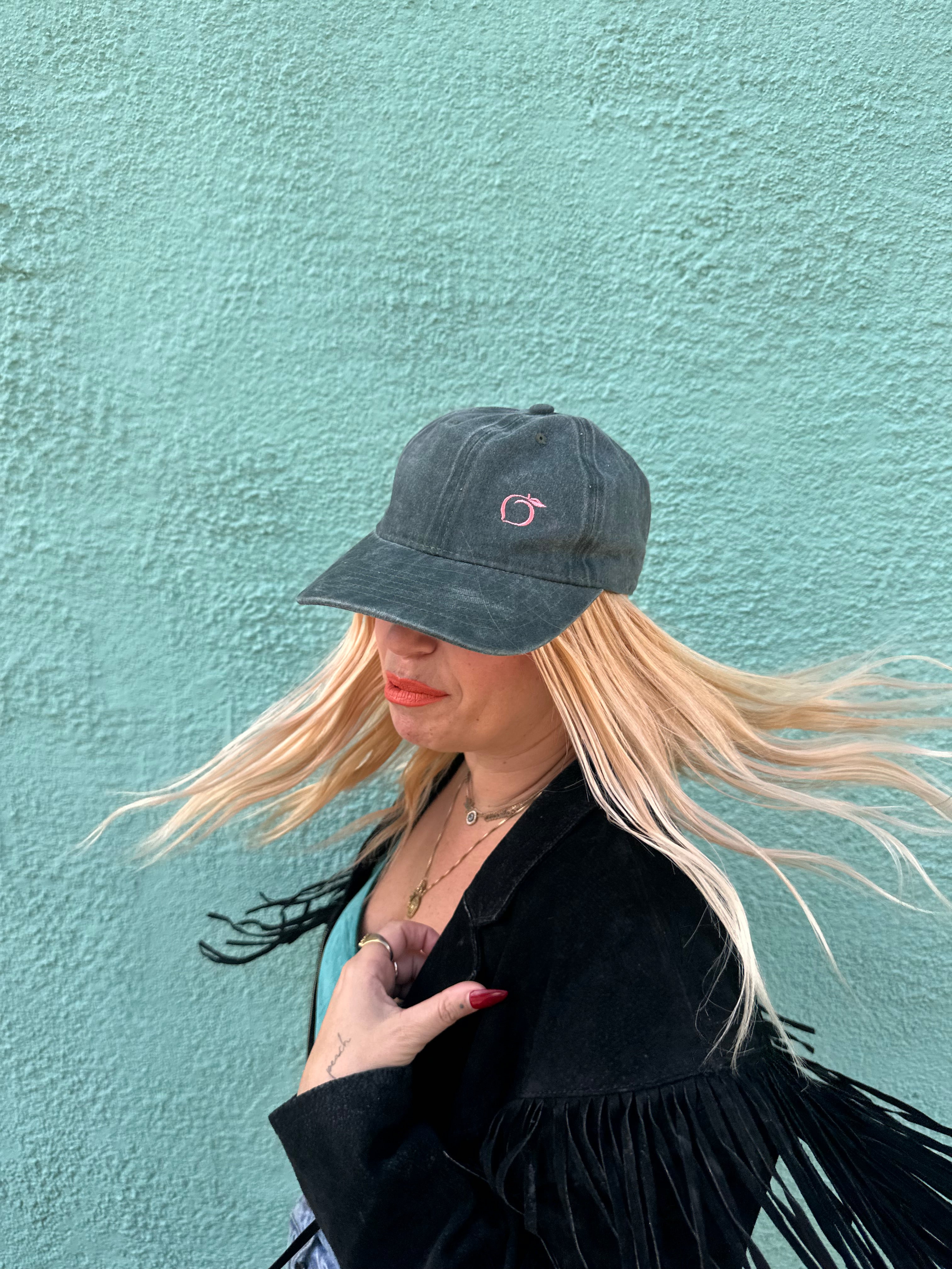 The proud peach relaxed effortlessly cool cap in brushed black SILKY LINED