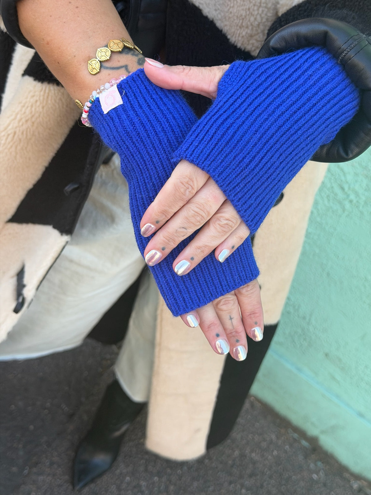 Proud peach fingerless gloves in cobalt blue