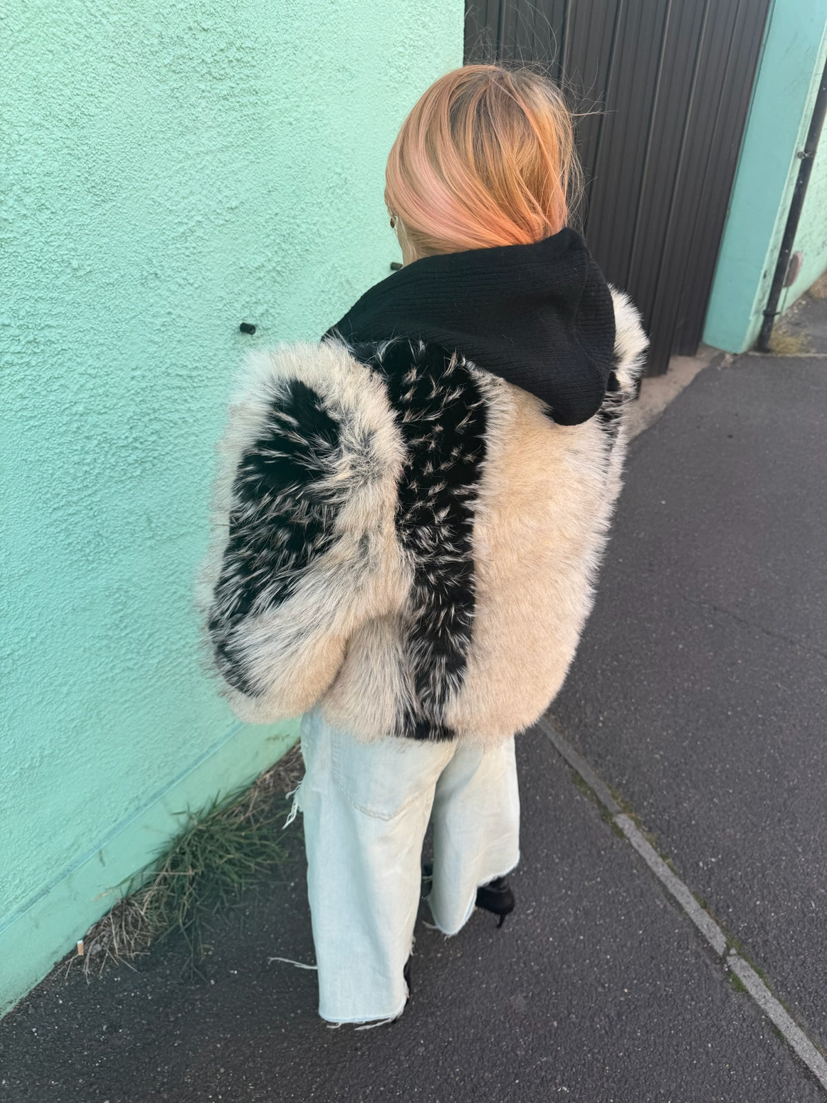 The wool mix silkly lined hood scarf in black