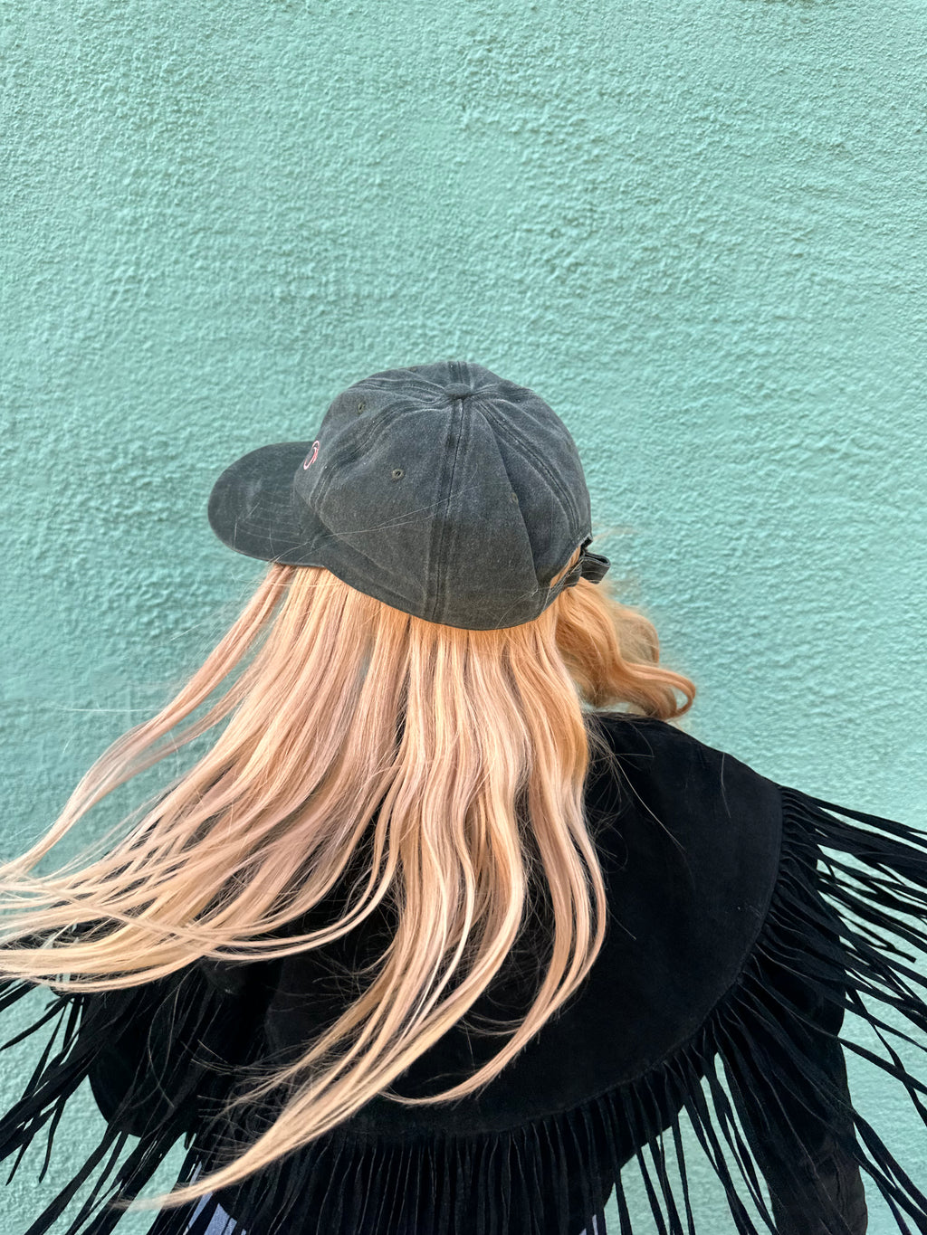 The proud peach relaxed effortlessly cool cap in brushed black SILKY LINED