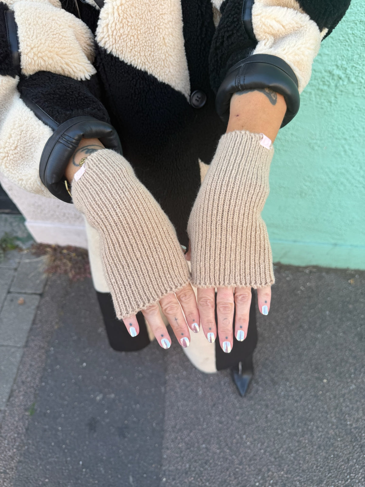 Proud peach fingerless gloves in warm oat