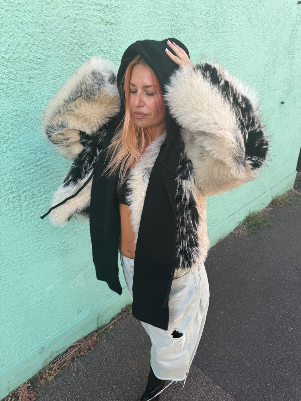 The wool mix silkly lined hood scarf in black