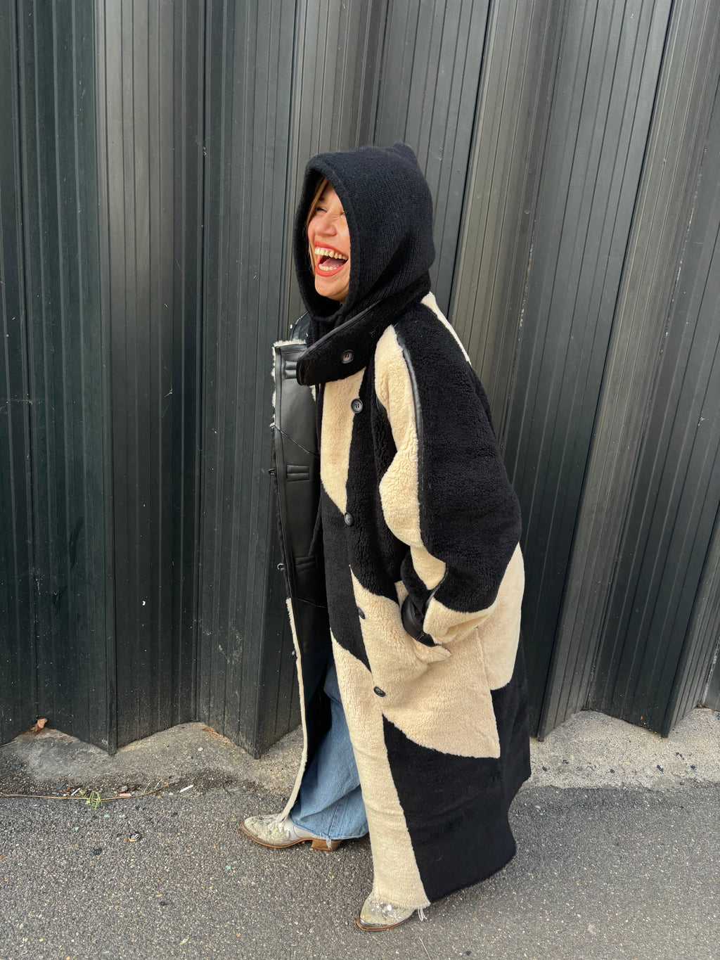 Proud peach silky lined cashmere blend snood in black