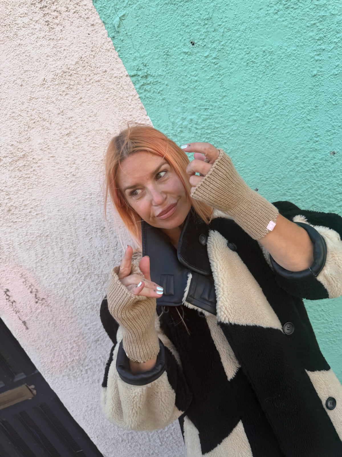 Proud peach fingerless gloves in warm oat