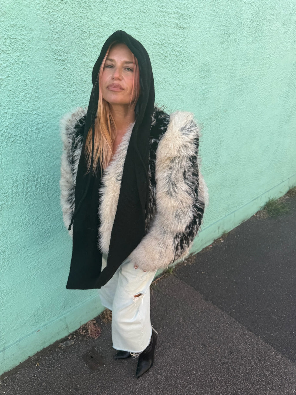 The wool mix silkly lined hood scarf in black