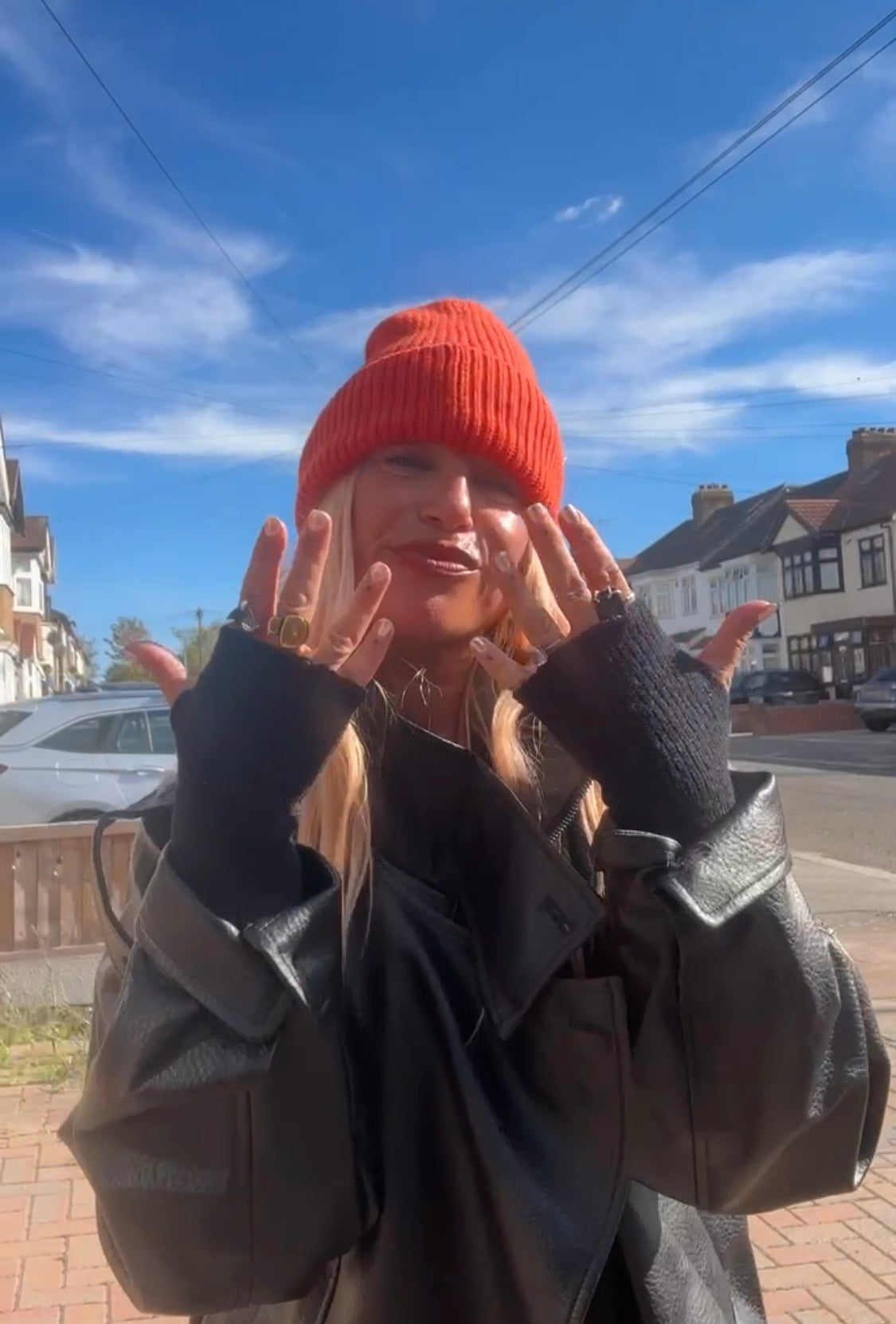 Proud peach fingerless gloves in black